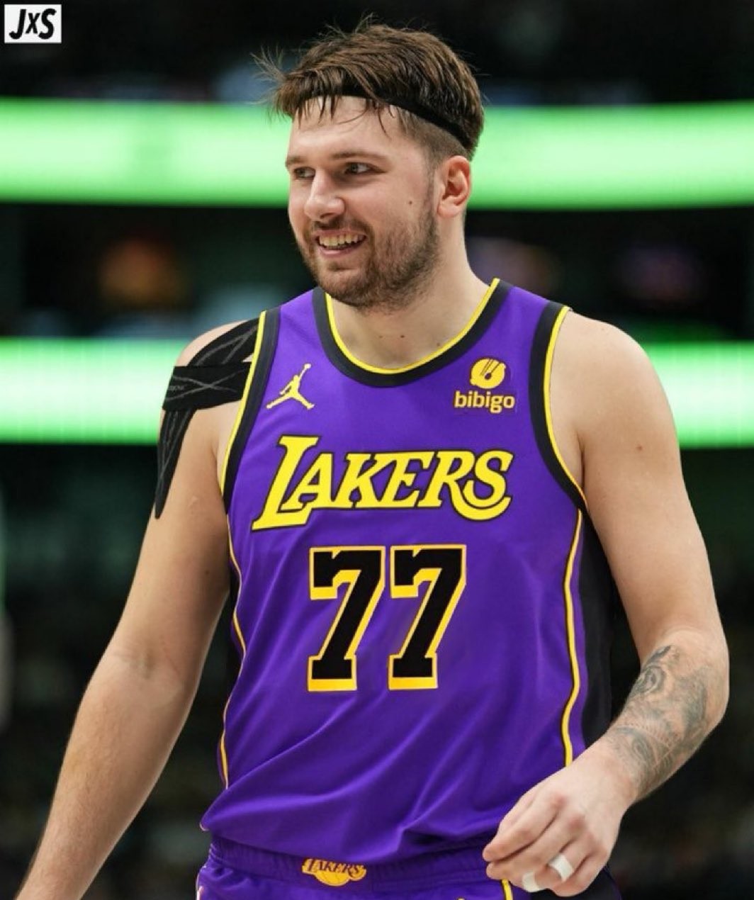 我的天！NBA这波操作绝了！湖人队居然搞到东契奇了？！这消息一出，整个联盟都炸锅