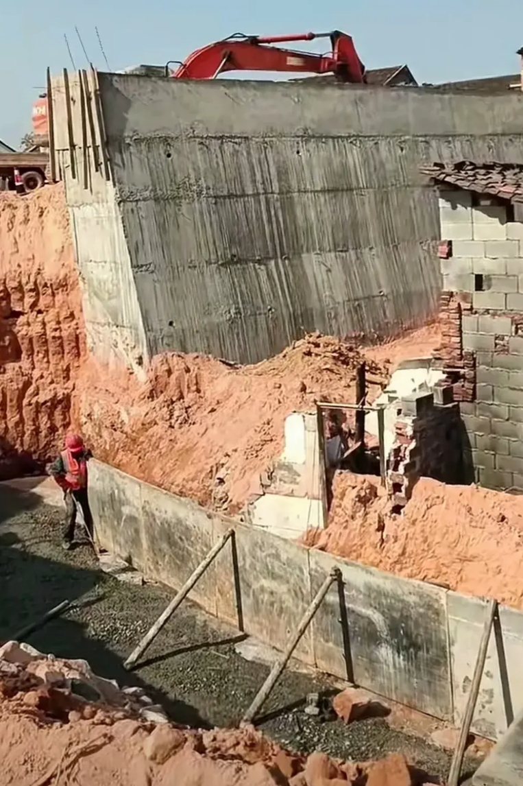 大体算了下，金溪县这家，施工方为了改道浇筑这一圈的挡土墙大约需要1000方混凝土