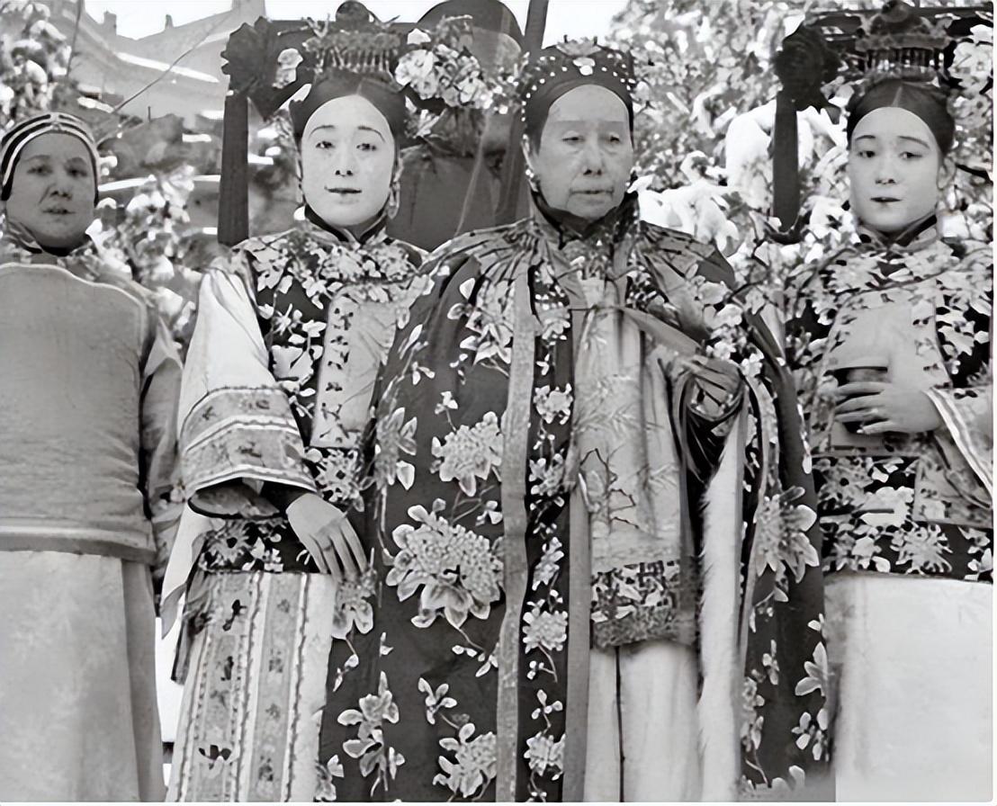 世上最出名的夜明珠，传说是慈禧太后含于口中下葬的那颗，其能防腐的传说将其价格炒至