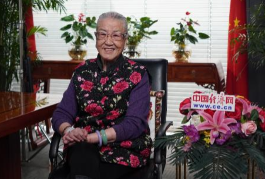 “三年后我要是没死在美国，我就横着走！”曾经国防部长耿飚的女儿耿莹，资产却突然全
