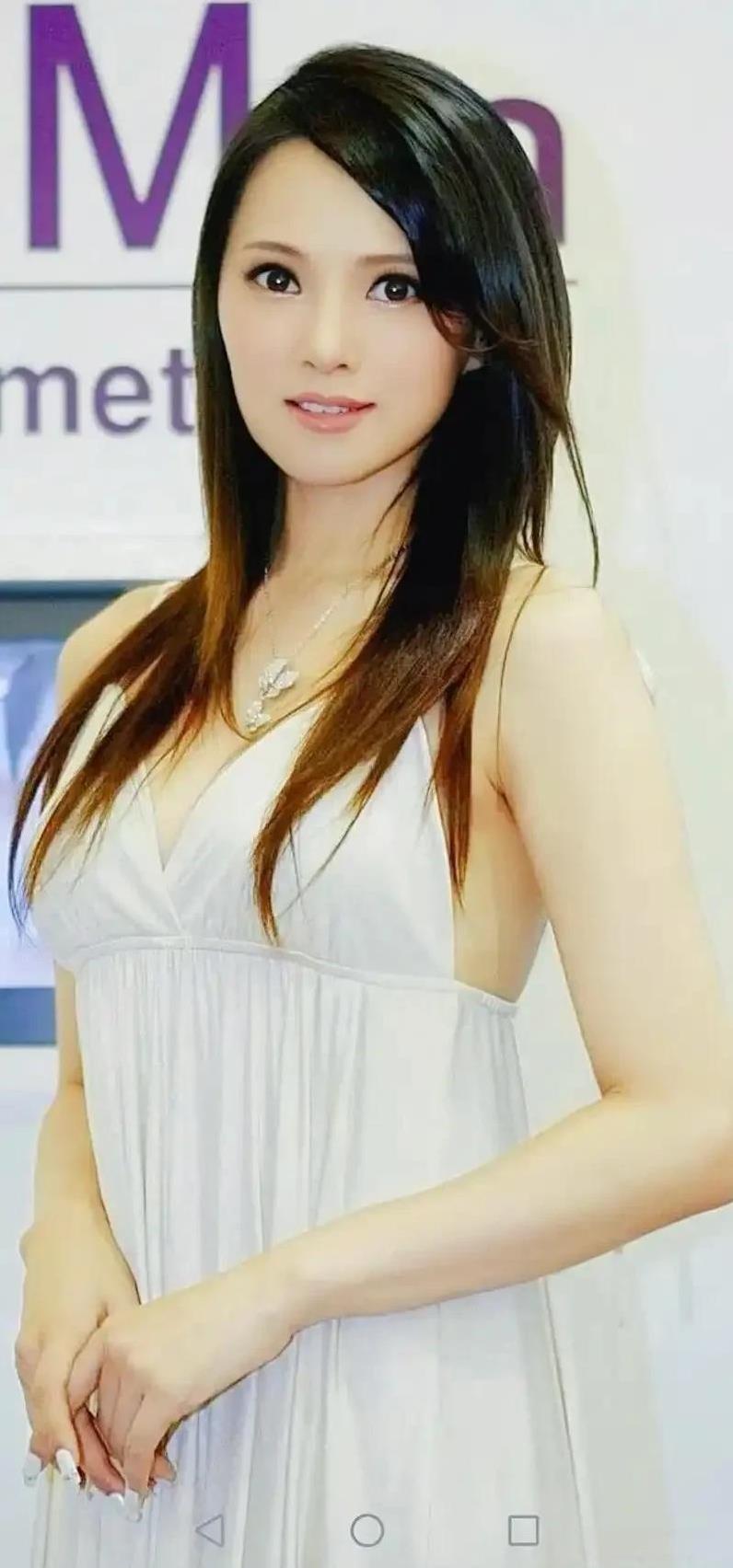伊能静说，她爸爸在外面生了儿子后，她妈妈拿着30万去敲那个女人的门，然后跟她说能