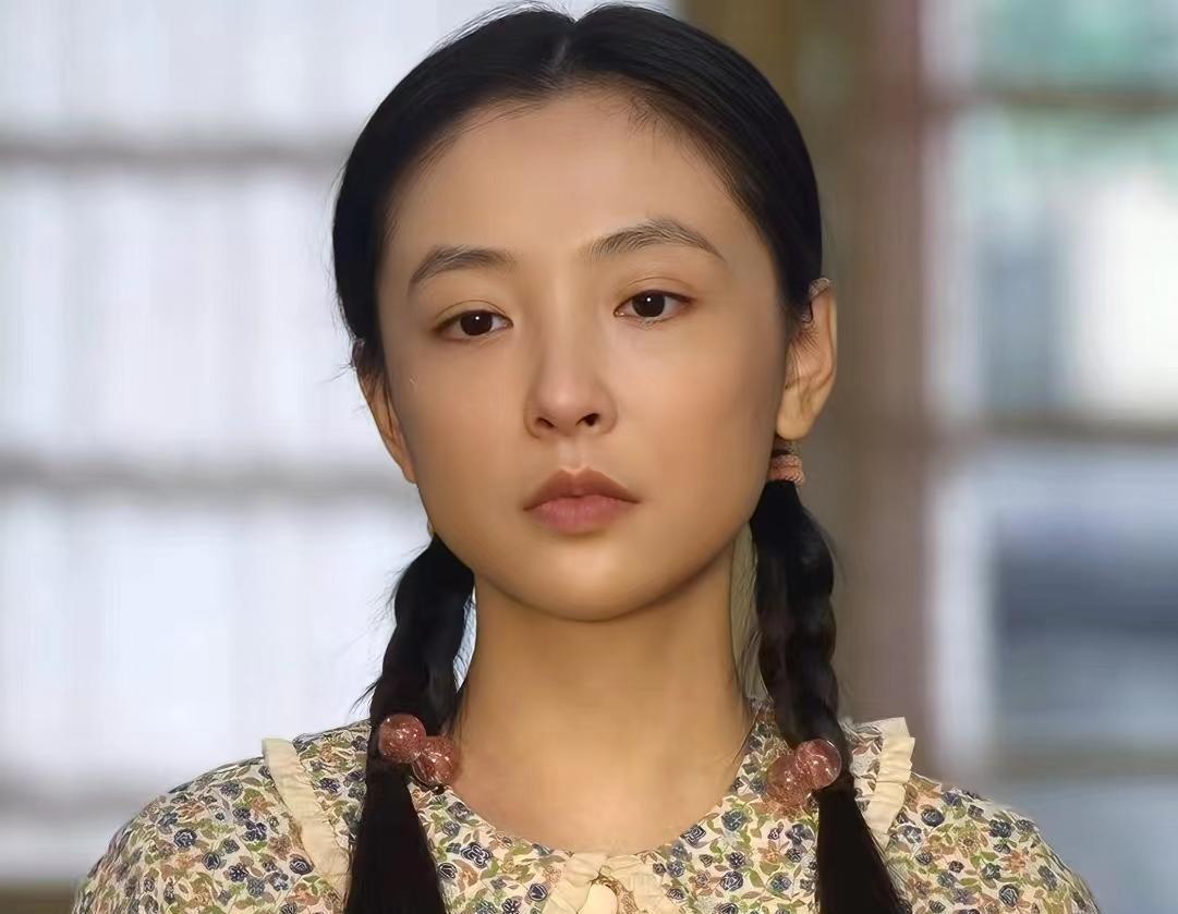 《六姊妹》：何家六姐妹，和角色年龄最符合的是饰演四姐何家欢的吴倩！
对比一下六姐