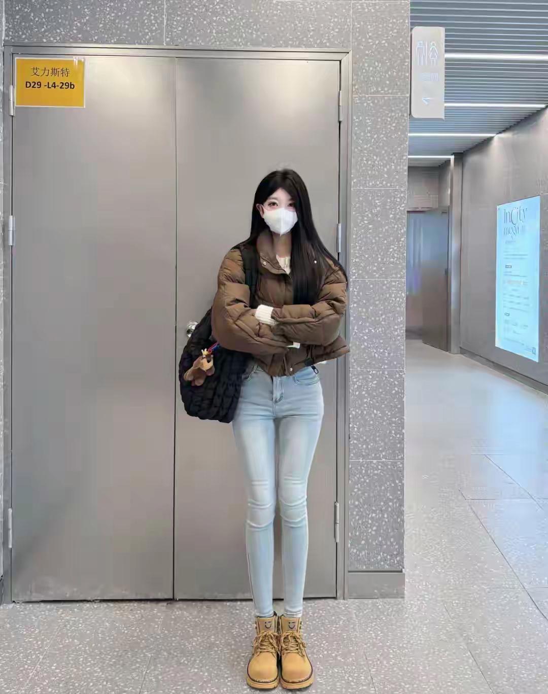 刚从电梯里出来，就看到这个标志，差点笑出声