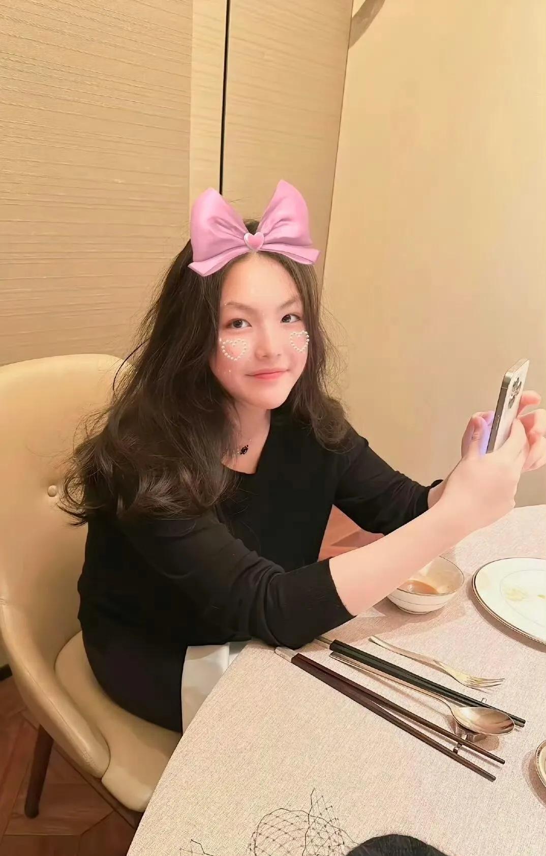 王诗龄放假生活好滋润呀，回家在妈妈旁边生活每天都是在吃吃吃，不是在吃就是在玩或者