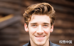 爸妈让我卖房给弟弟打赏女主播，我拒绝后他们竟在我的车胎上做了手脚。