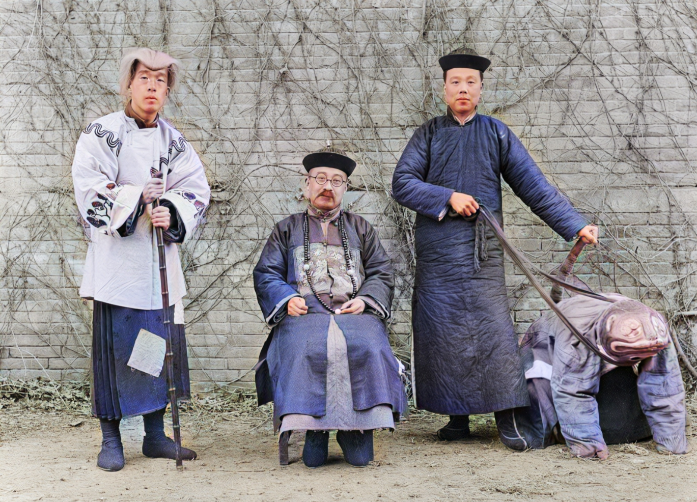 1927年，北京。一名清朝官员坐在椅子上，左边一名随从，牵着一只“大老虎”；右边