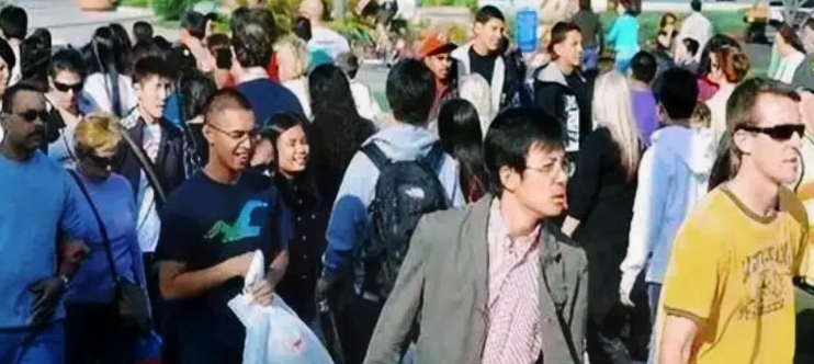 美国遣返华人引发众怒！

遣返回国的后遗症也来！

了许多人带着护照和身份证回国