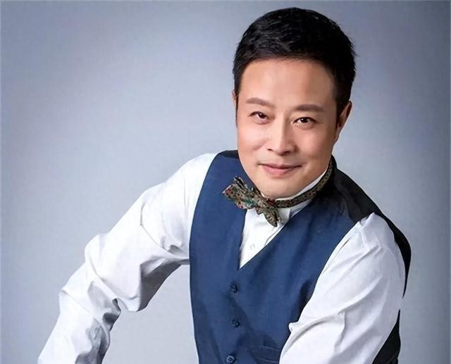 宋英杰妻子美丽能干，儿女呆萌可爱，一家四口令人羡慕