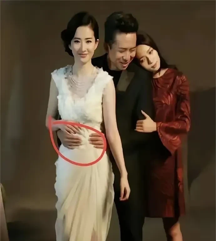 注意邓超的手，他好幸福