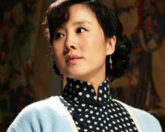 她是哈尔滨人，军人出身。曾在《女子特警队》里扮演高干子弟杨继军，一位低调坚韧、一