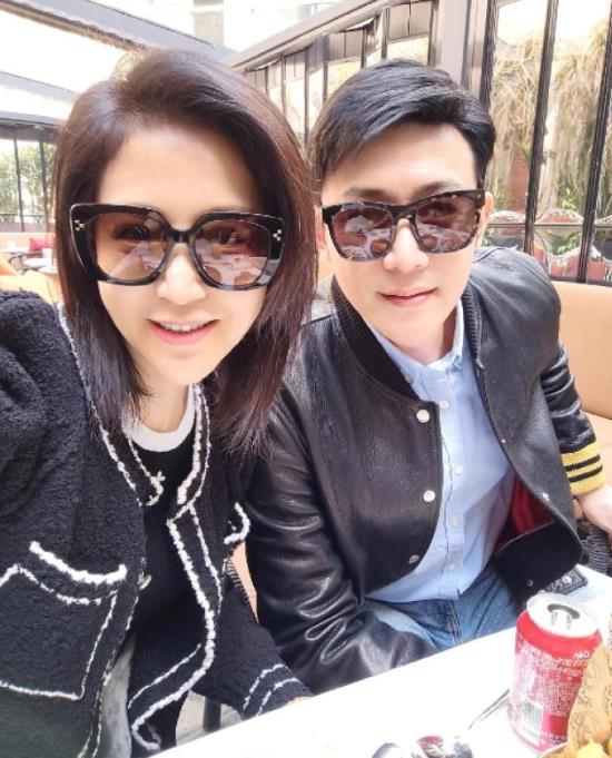陆毅、鲍蕾这对娱乐圈模范夫妻，多年来一直甜蜜如初。从出道时的青涩到如今的成熟稳健