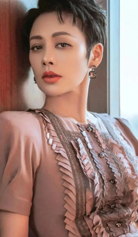 宁静：跨界婚姻与自我绽放的娱乐圈传奇