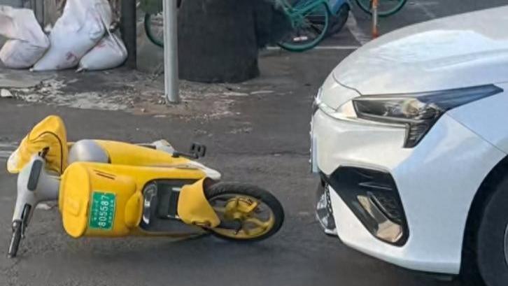 美女被车撞后活蹦乱跳，想离开司机死活不让，去医院检查脖子断了