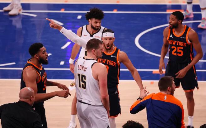 掘金客场112-122不敌尼克斯。赛后，主教练马龙谈NBA总裁肖华提议每节10分