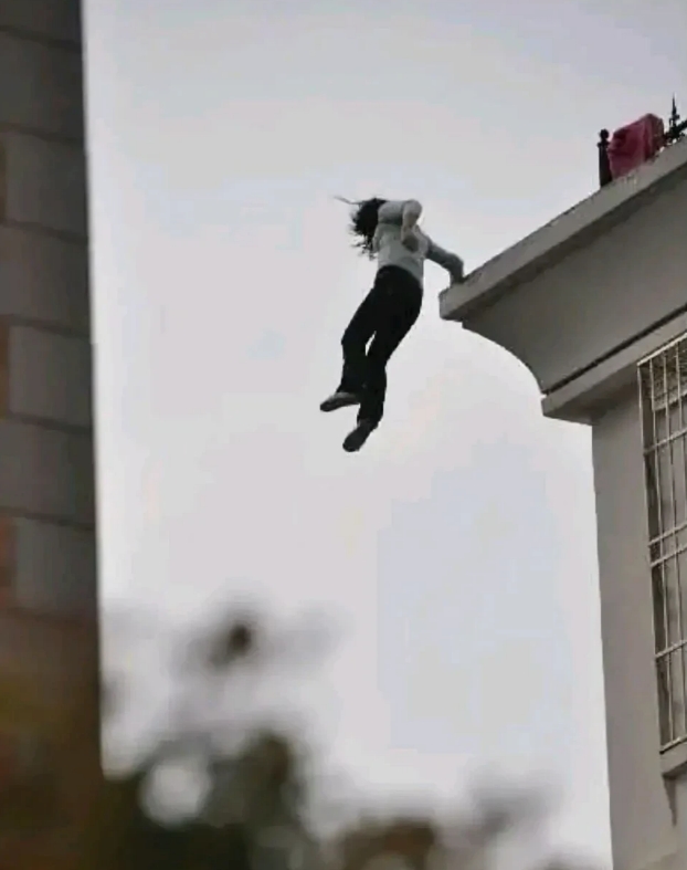 湖南，一男子路过医院门口时，恰好被16楼病房跳楼的一女子砸中，两人均当场死亡，男