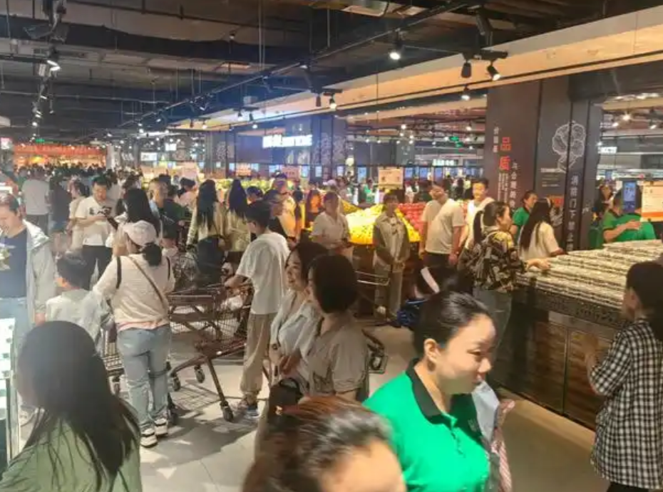 2015年，新乡市长在台上哽咽地说道：“如果胖东来弃新乡而走，市委政府不答应，消