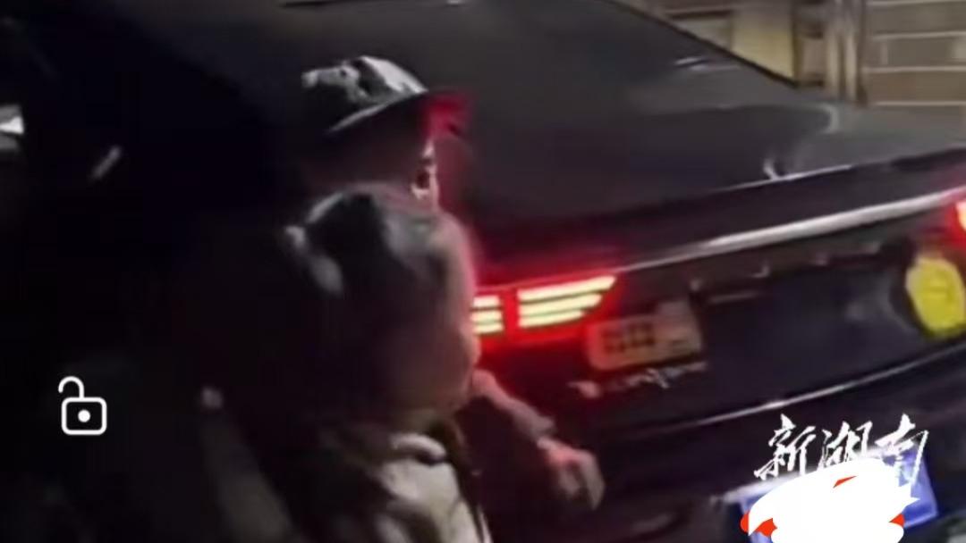 凌晨4点归家，夫妻感动：父母亮灯放鞭炮温暖迎接！
