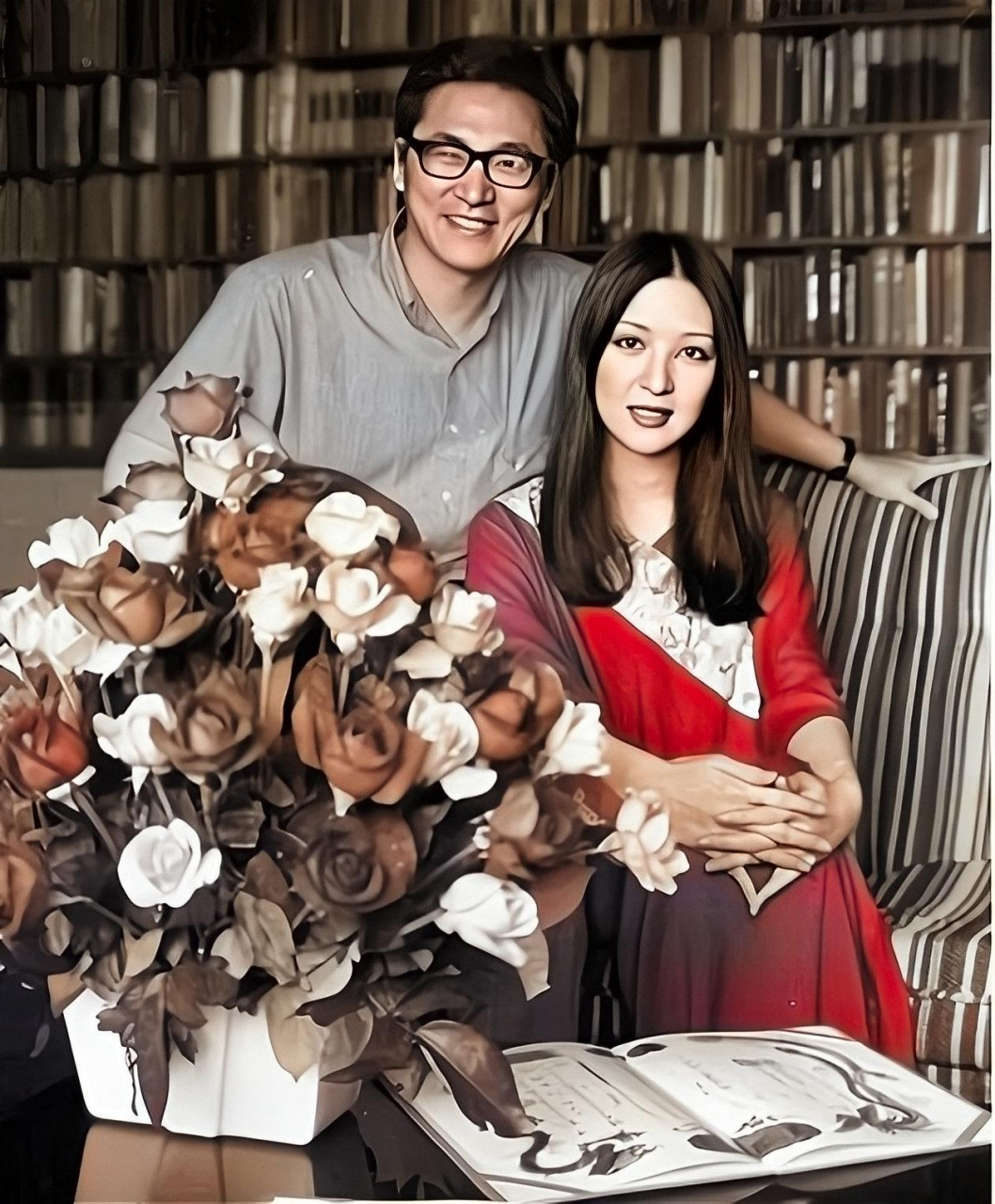 李敖不小心推开了厕所的门，新婚妻子胡因梦正在方便，她在马桶上使劲而满脸通红，李敖