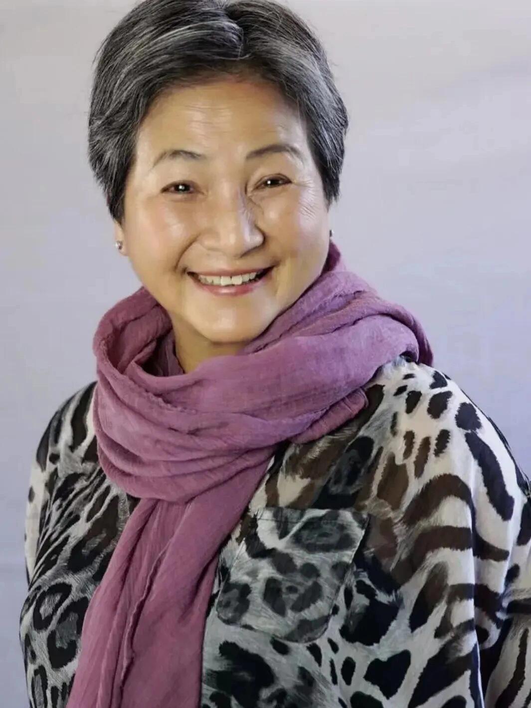 郑佩佩采访被说生育机器