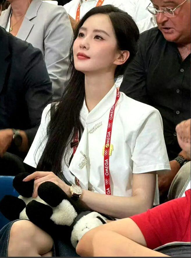 刘诗诗巴黎观赛，牛仔搭折扇惊艳全场！