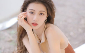 八年的恋情男友不愿公开，却和小青梅十指紧扣嘲笑我，我只能好放手