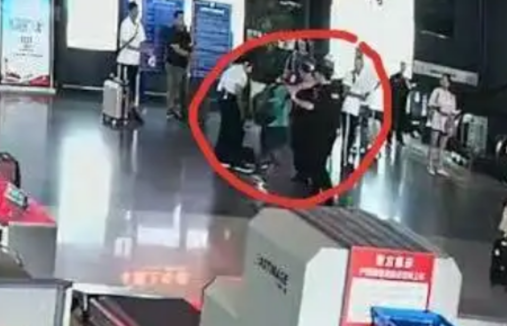 离谱！女子乘地铁拒绝安检还殴打工作人员

 1、安检员小姐姐一脸懵，我好好地工作