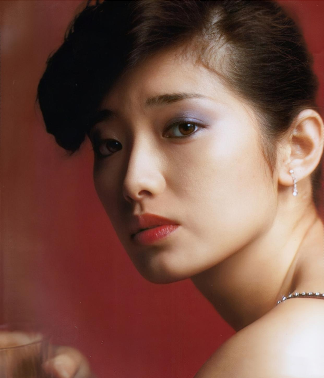 巩俐曾在电影里饰演过很多令人难忘的角色。有人说，巩俐和山口百惠长得非常相似，两人