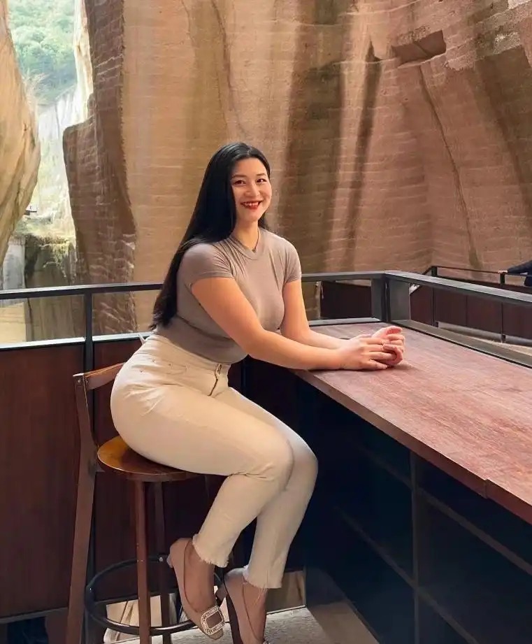 浅灰短袖搭白裤，简约优雅，尽显闲适气质。
