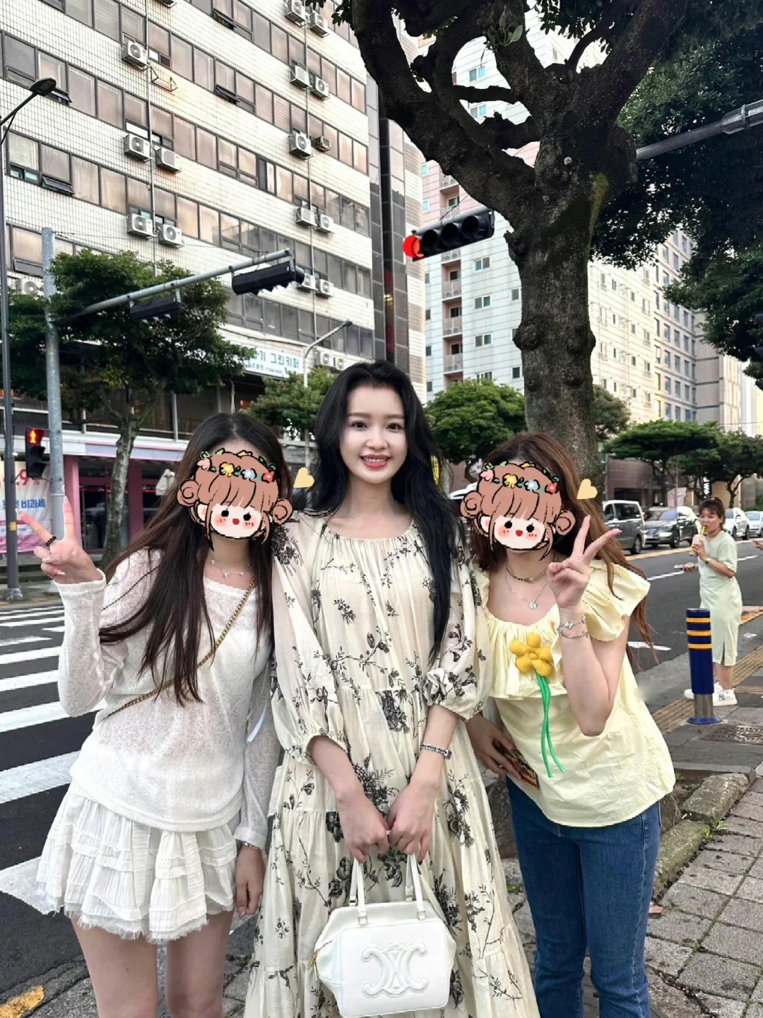 济州岛偶遇女明星，带着女儿度假，慵懒风	
孙怡带女儿济州岛度假，穿拖地长裙尽显气