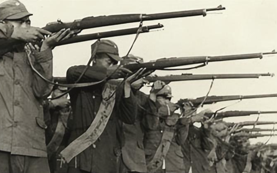 抗战时，两个班的八路军和上千日军激战时，枪栓忽然拉不动了，急需擦枪油却找不到，急