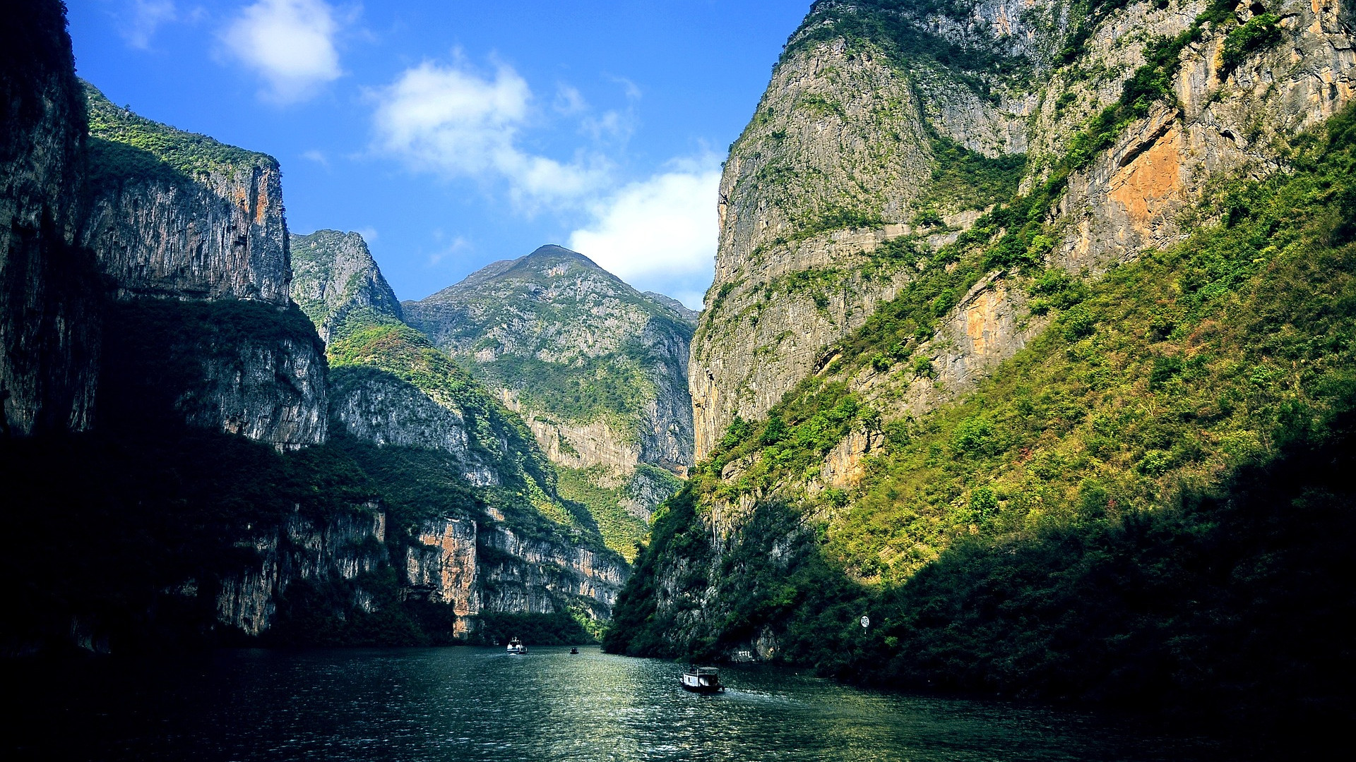 治水之道各有千秋：长江水患该如何破解？黄河经验可否借鉴？