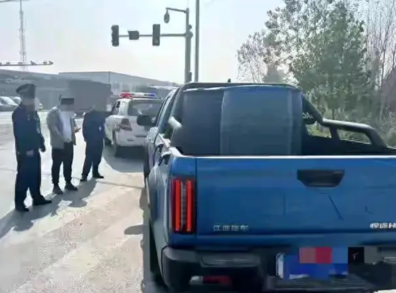 皮卡车拉柴油这事水还很深，不讨论该不该罚款的问题，讨论一下这车上三桶油从哪来的可