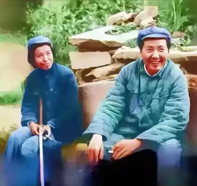 这是毛主席转战陕北时的一张照片，即便当时很紧张危险，但照片中的毛主席依旧一脸淡定