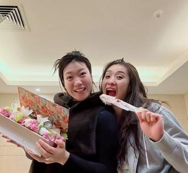 四川女篮球员李梦晒出和队友的美照迎接新年第一次客场比赛，她配文写到：“新年第一客