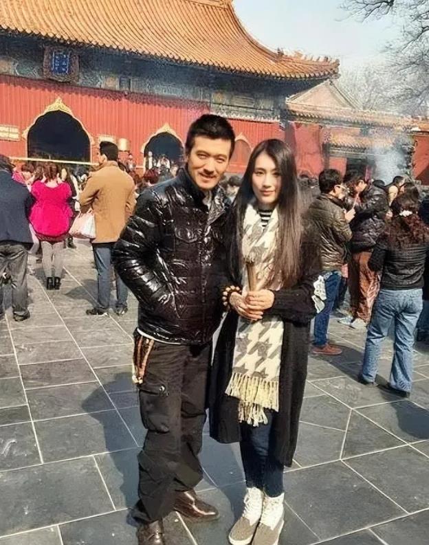 多怀念那个纯朴年代啊，黄圣依和杨子那会还很年轻，脑子一热就在一起了，没想太多就生