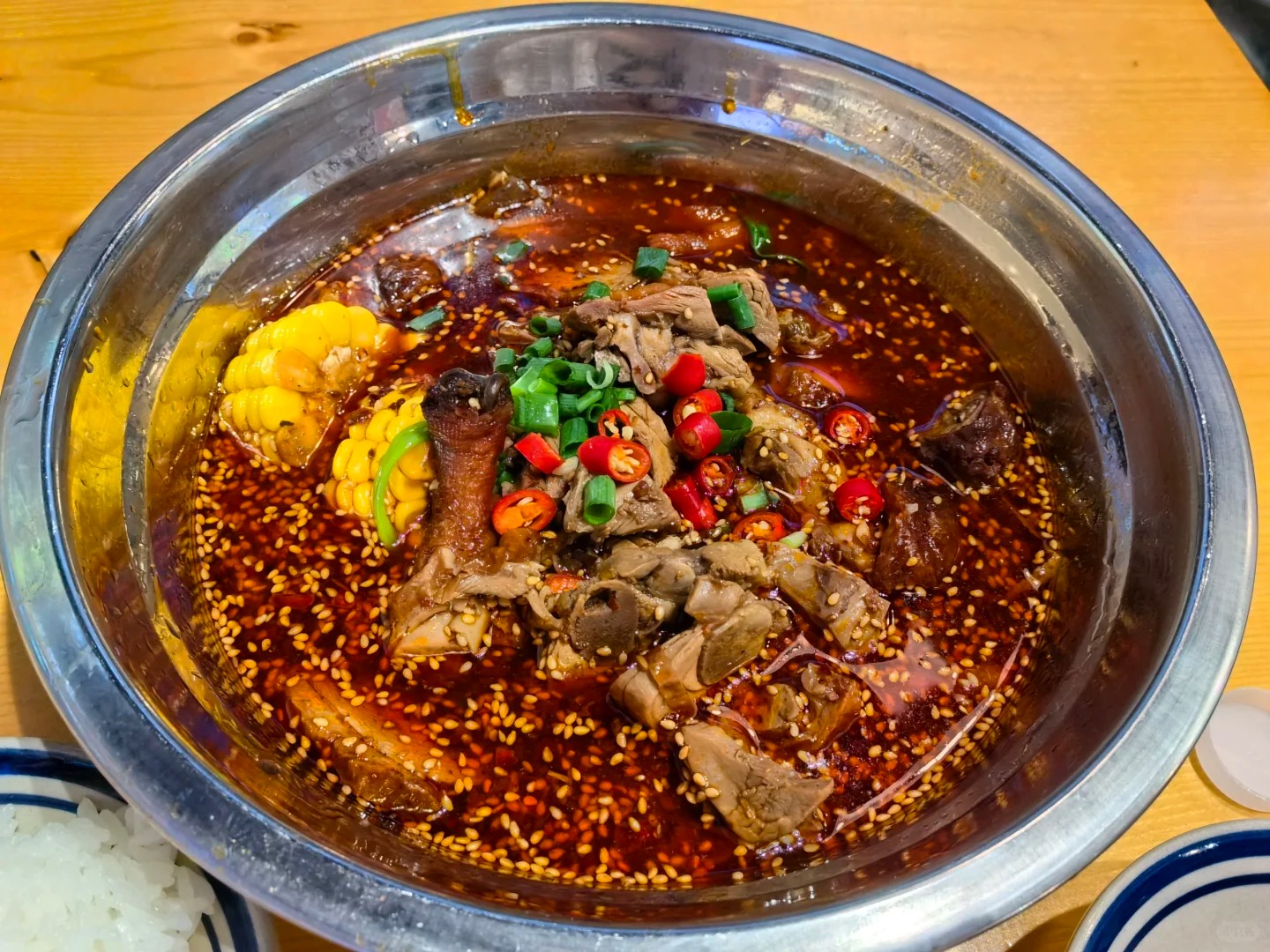 你们E人就是这么维系友谊的是吧？
高铁上，旁边坐着一位小姐姐，一上车就开始语音+