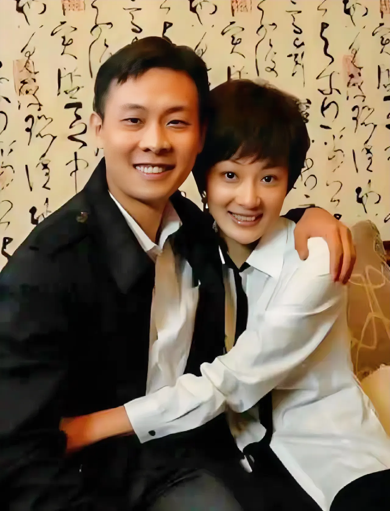 张译，也发福了。他旁边这位姑娘，与他曾经在《雪花那个飘》里扮演男女主角，她是谁，