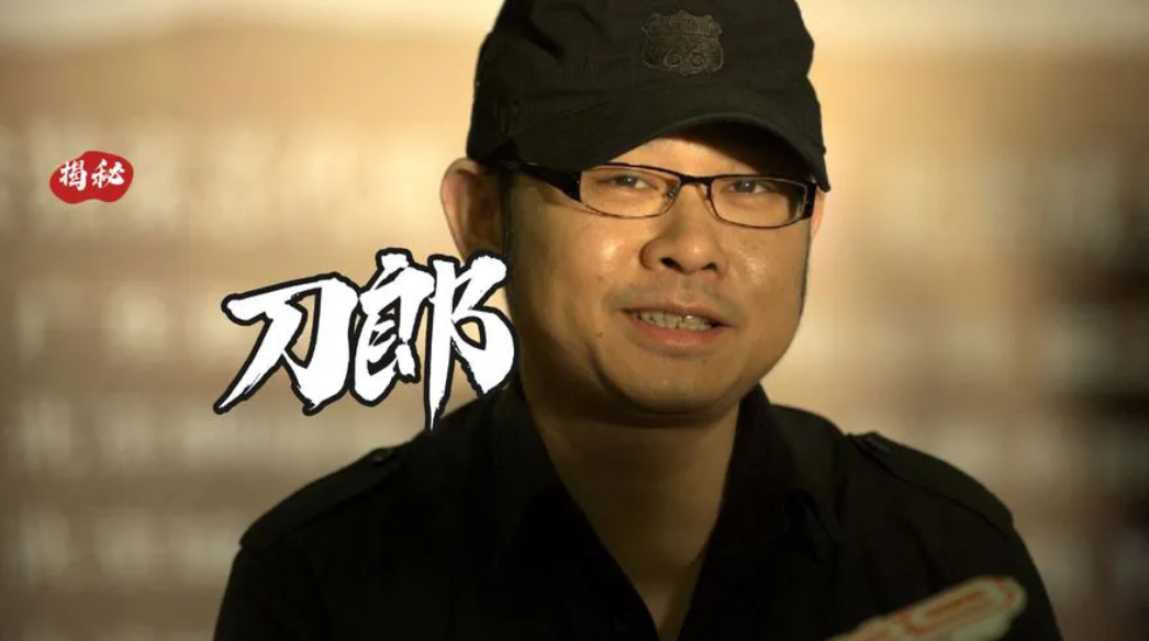 汪峰是音乐学院毕业，是学院派。刀郎没有文凭，是草根派。可我怎么觉得刀郎的文化水平