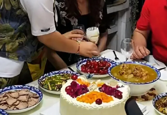 小妹和家里断了15年，去年父亲生日，我擅自带他去了小妹家，不料小妹闻声，从厨房出