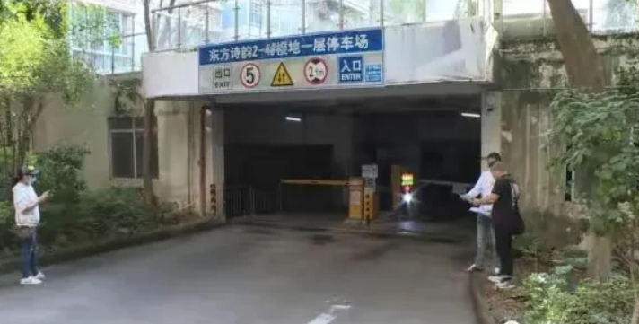 广西南宁，一名男子将自己的铃木车，停在弟弟买的车位上，然后出差了一个月，回家后他