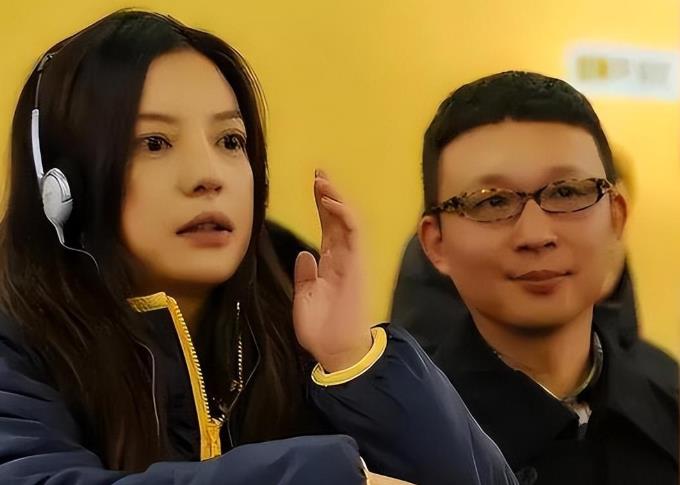 赵薇再被强执8848元成老赖，出门低头戴口罩。
 
如果如她演出名的小燕子一样性