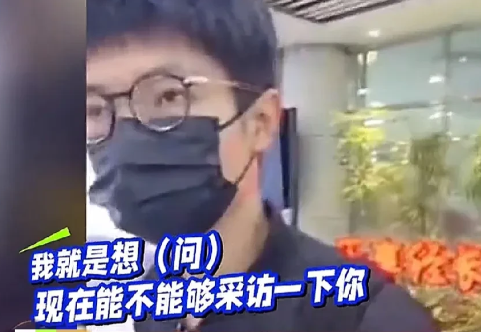 狗仔在机场围堵李行亮，追问其与麦琳的婚姻状况。李行亮一听，立刻扭头就走，但狗仔却