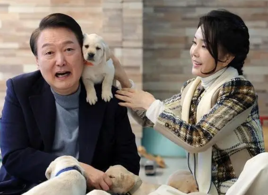 众叛亲离的尹锡悦，为保老婆会选择自杀吗？