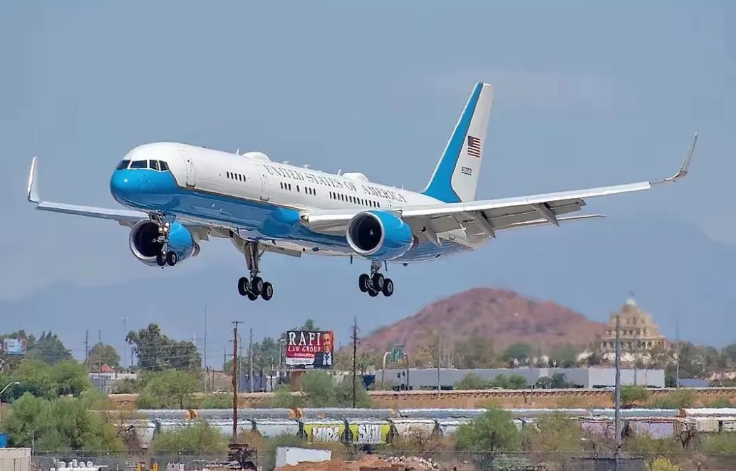 下面这架空军2号把特朗普带回华盛顿，1号是总统坐的，特朗普没宣誓前还不能且没有资