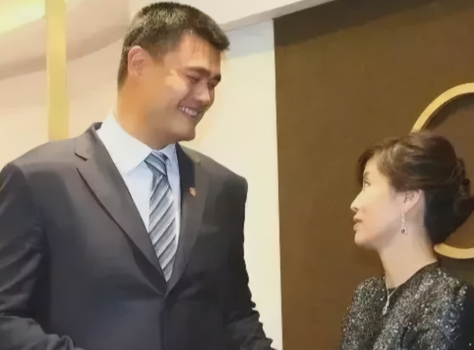 “咱俩还是分房睡吧，我实在受不了你了！”姚明的妻子叶莉曾给姚明抱怨。

叶莉的话