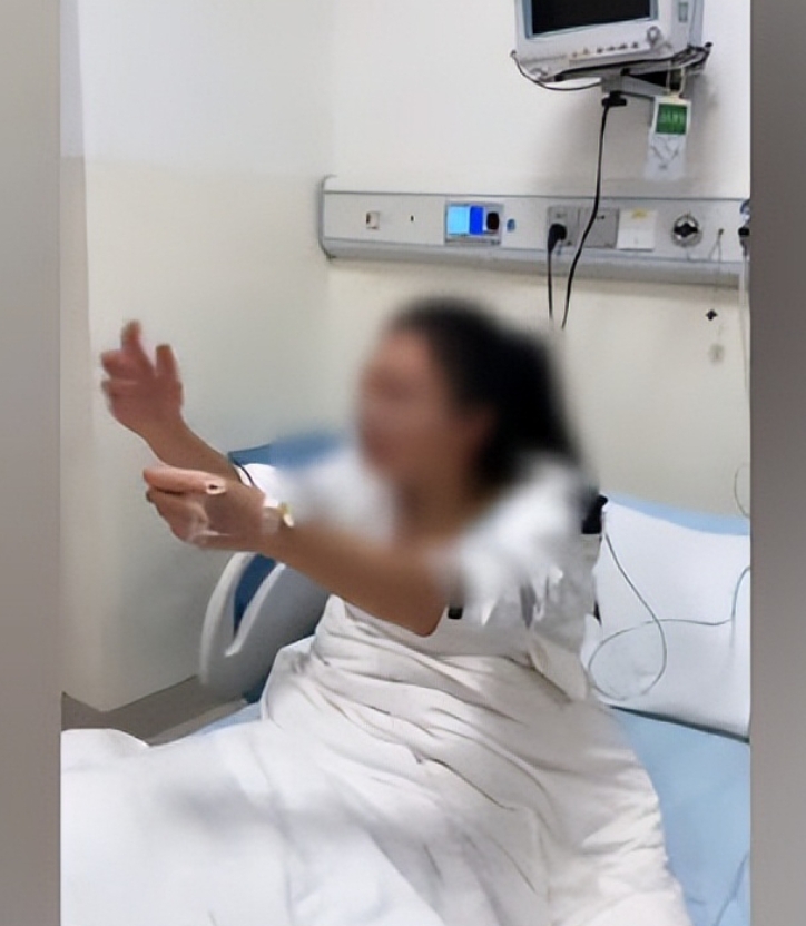云南曲靖，女子和朋友聚餐吃野生菌中毒，出现幻觉抓小人。知情人称，大家都是在一个桌