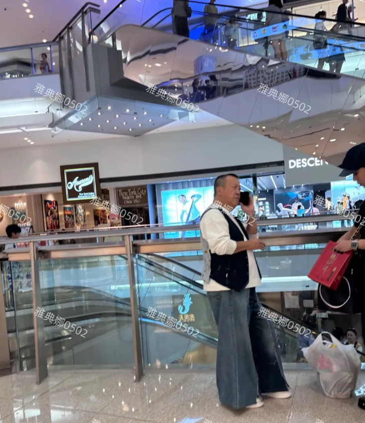 71岁的曾志伟好潮啊，不到1米5几的身高居然穿阔腿裤，显得腿更短人更矮了。
九龙