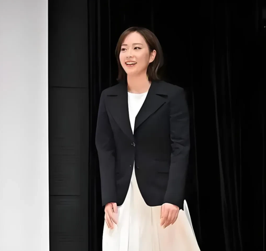 龙嫂出镜后，很多人都在讨论石川佳纯和夏露到底谁更胜一筹：

1. 说实话，两个人