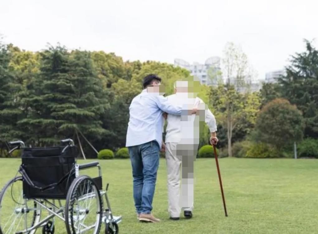 上海，老母亲将价值600万的学区房赠予儿子，儿子为了哄老婆开心，偷偷把妻子的名字