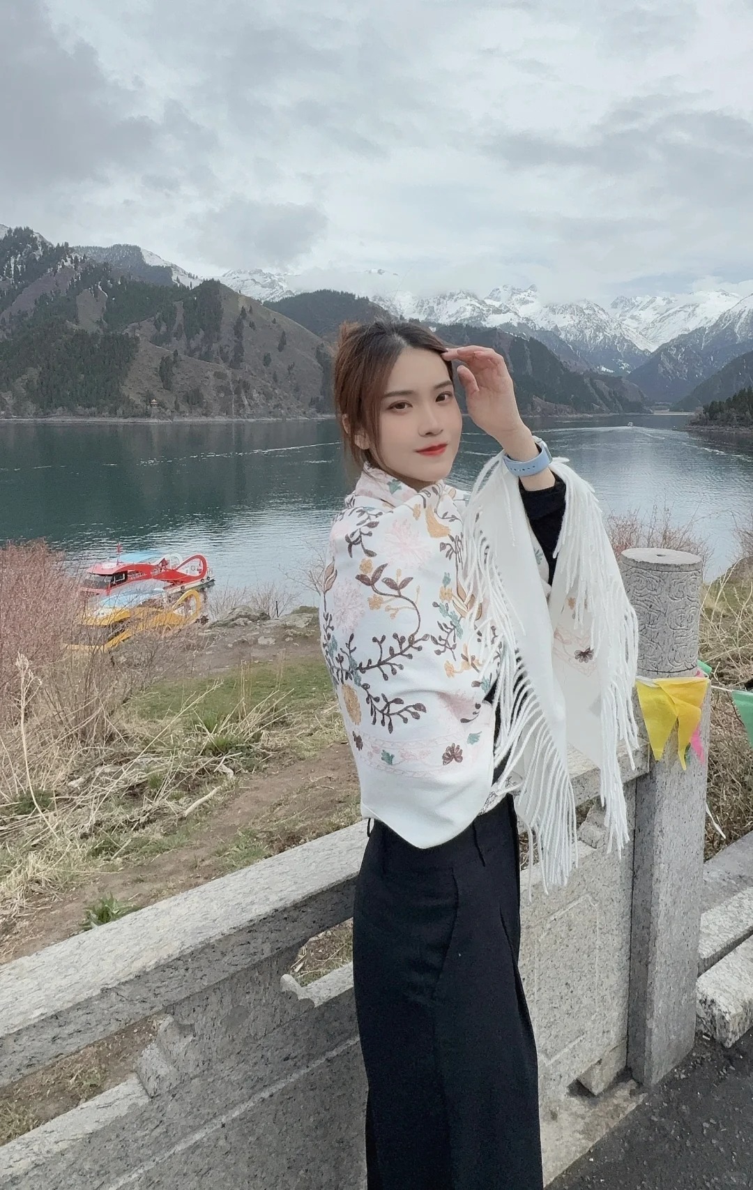 天山天池感受一年四季的变化